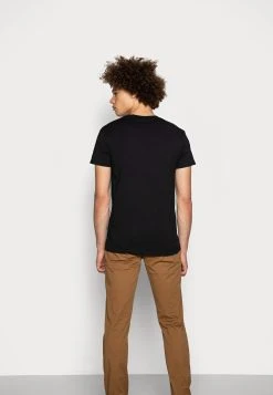 Samsøe Samsøe KRONOS - T-shirt basique Men 31 Samsøe Samsøe KRONOS - T-shirt basique Men -Univers de la Mode Boutique 12e2ca3558654819816f7974373eea1f