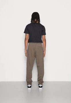 Samsøe Samsøe NORSBRO TROUSERS - Pantalon de survêtement Men -Univers de la Mode Boutique 2742f00f7f114da2b400d7edcfcde033