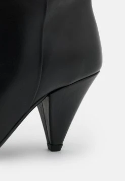 Samsøe Samsøe MYRASSA BOOT KNEE 7556 - Cuissardes Women 12 Samsøe Samsøe MYRASSA BOOT KNEE 7556 - Cuissardes Women -Univers de la Mode Boutique 2a2757f6ea4d456fb3b4f91135ee752d