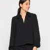 Samsøe Samsøe MARGOT BLOUSE - Blouse Women -Univers de la Mode Boutique 4af23909e7414e25a2bdfaafffc35a90