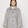 Samsøe Samsøe DIONE - Manteau court Women 2 Samsøe Samsøe DIONE - Manteau court Women -Univers de la Mode Boutique 5263101ed377431e93b10e1608daf4f6