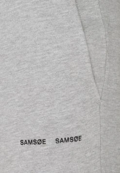 Samsøe Samsøe NORSBRO TROUSERS - Pantalon de survêtement Men 7 Samsøe Samsøe NORSBRO TROUSERS - Pantalon de survêtement Men -Univers de la Mode Boutique 536c5d3e78b54c469fd4ea33d1c21d1a