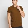 Samsøe Samsøe KRONOS - T-shirt basique Men 2 Samsøe Samsøe KRONOS - T-shirt basique Men -Univers de la Mode Boutique 6fa3de6435314369b4074bf6e3e9649e