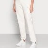 Samsøe Samsøe UNDYED TROUSERS - Pantalon de survêtement Women -Univers de la Mode Boutique 7d0e1e36afb84915a8271e7797485842