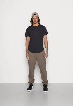 Samsøe Samsøe NORSBRO TROUSERS - Pantalon de survêtement Men -Univers de la Mode Boutique 8402573a60d54d138ca42158a5b4513f