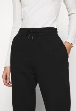 Samsøe Samsøe CARMEN TROUSERS - Pantalon de survêtement Women -Univers de la Mode Boutique 96f7ee522ae94354abfe7f04f657046a