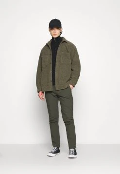 Samsøe Samsøe GUNA TURTLE NECK ZIP - Pullover Men 11 Samsøe Samsøe GUNA TURTLE NECK ZIP - Pullover Men -Univers de la Mode Boutique 9d592ec991aa46bf80ce127105bdd513