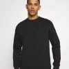 Samsøe Samsøe CREW NECK - Sweatshirt Men -Univers de la Mode Boutique a7cdac50a2e8484daa36c3b22931d14e