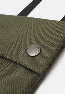 Samsøe Samsøe COBETT NECK UNISEX - Sac bandoulière All -Univers de la Mode Boutique c000d734a5ed4034b3d56a961fa6a4a6