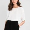 Samsøe Samsøe MAINS TEE - Blouse Women -Univers de la Mode Boutique e71c72fc025a47a48d90ee39946f85a1