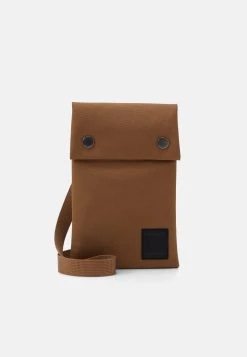 Samsøe Samsøe COBETT NECK UNISEX - Sac bandoulière All -Univers de la Mode Boutique eed294ed389640bc895e129a3ff4d506 1