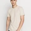 Samsøe Samsøe TOM - T-shirt basique Men -Univers de la Mode Boutique f697db78c72f4004989b282a91c0405c