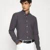 Samsøe Samsøe LIAM SHIRT - Chemise Men -Univers de la Mode Boutique fc99e8e9e46e4630b49d0acca9d1352b