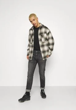 Samsøe Samsøe HUGO - T-shirt basique Men 10 Samsøe Samsøe HUGO - T-shirt basique Men -Univers de la Mode Boutique fcb6bc017e85468bb1c1fa725f042a99