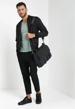 Samsøe Samsøe MARIAN V-NECK - T-shirt basique Men -Univers de la Mode Boutique fdbfc286d8cf4f129887ccb7bc0c6885